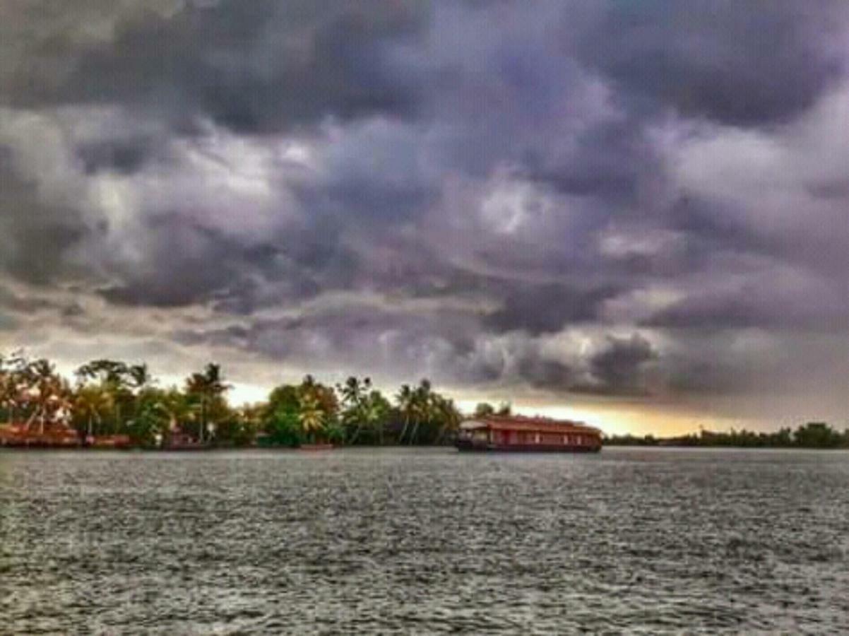 Rajatheeram Beach Homestay & Backwater Cruise Alleppey Alappuzha Bagian luar foto